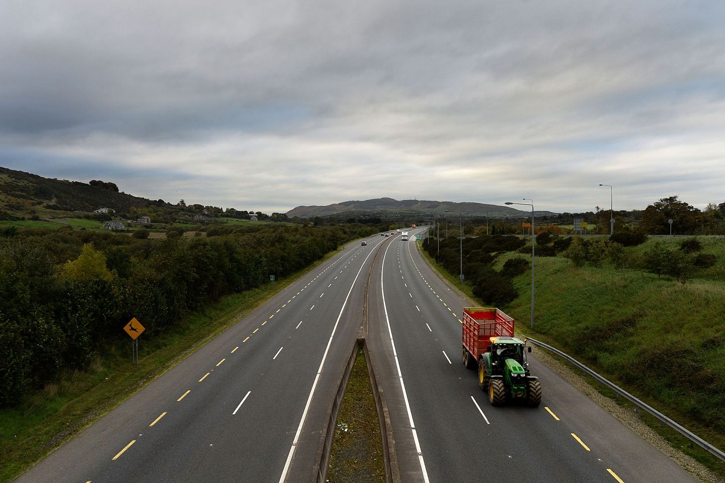 目前的北爱尔兰与爱尔兰共和国之间并不存在实体的边界，人员和货物可以自由来往。图为一辆牵引车跨国两地边境。（Getty）