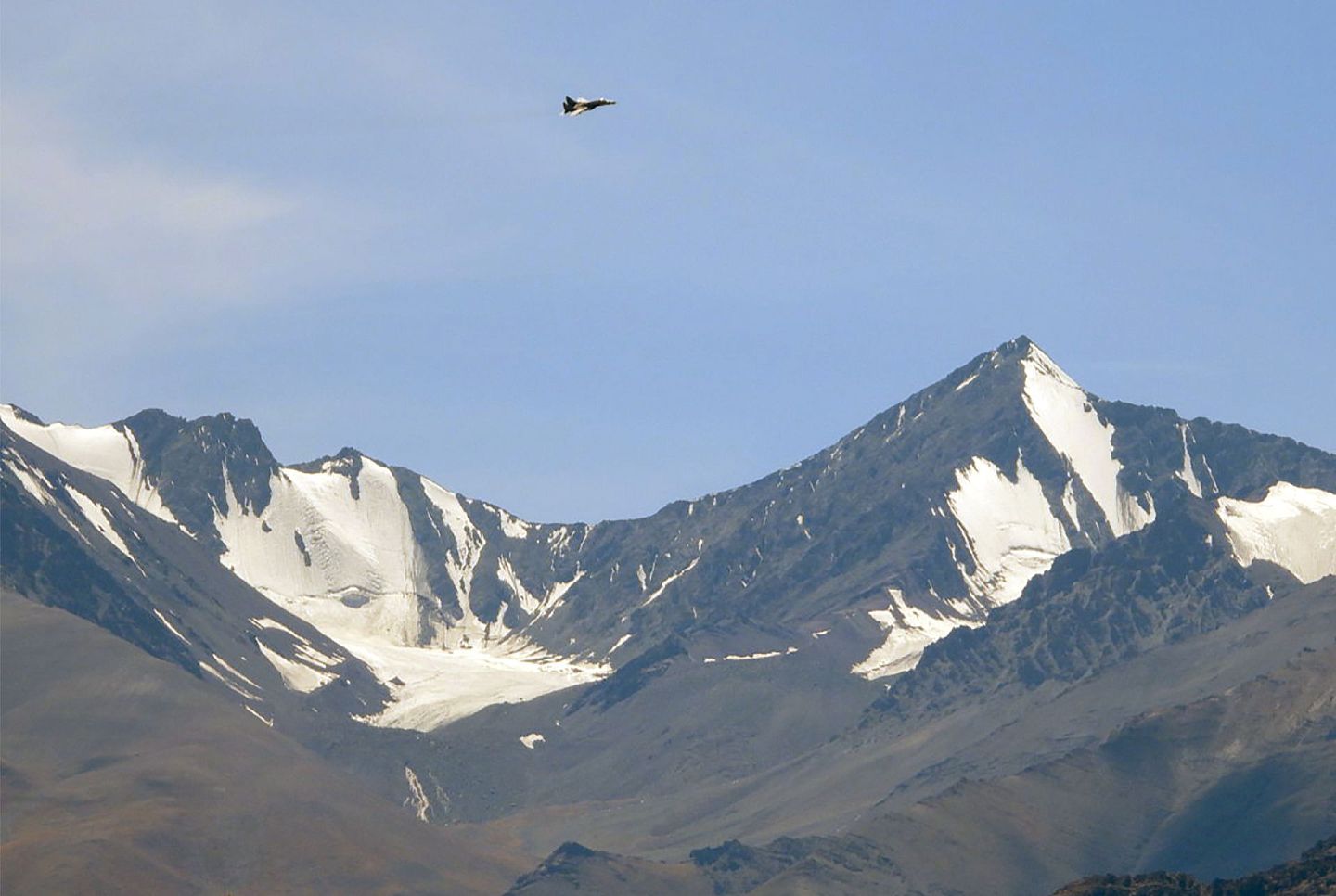 9月2日，一架印度战斗机飞过拉达克列城的山脉上空。（Reuters）