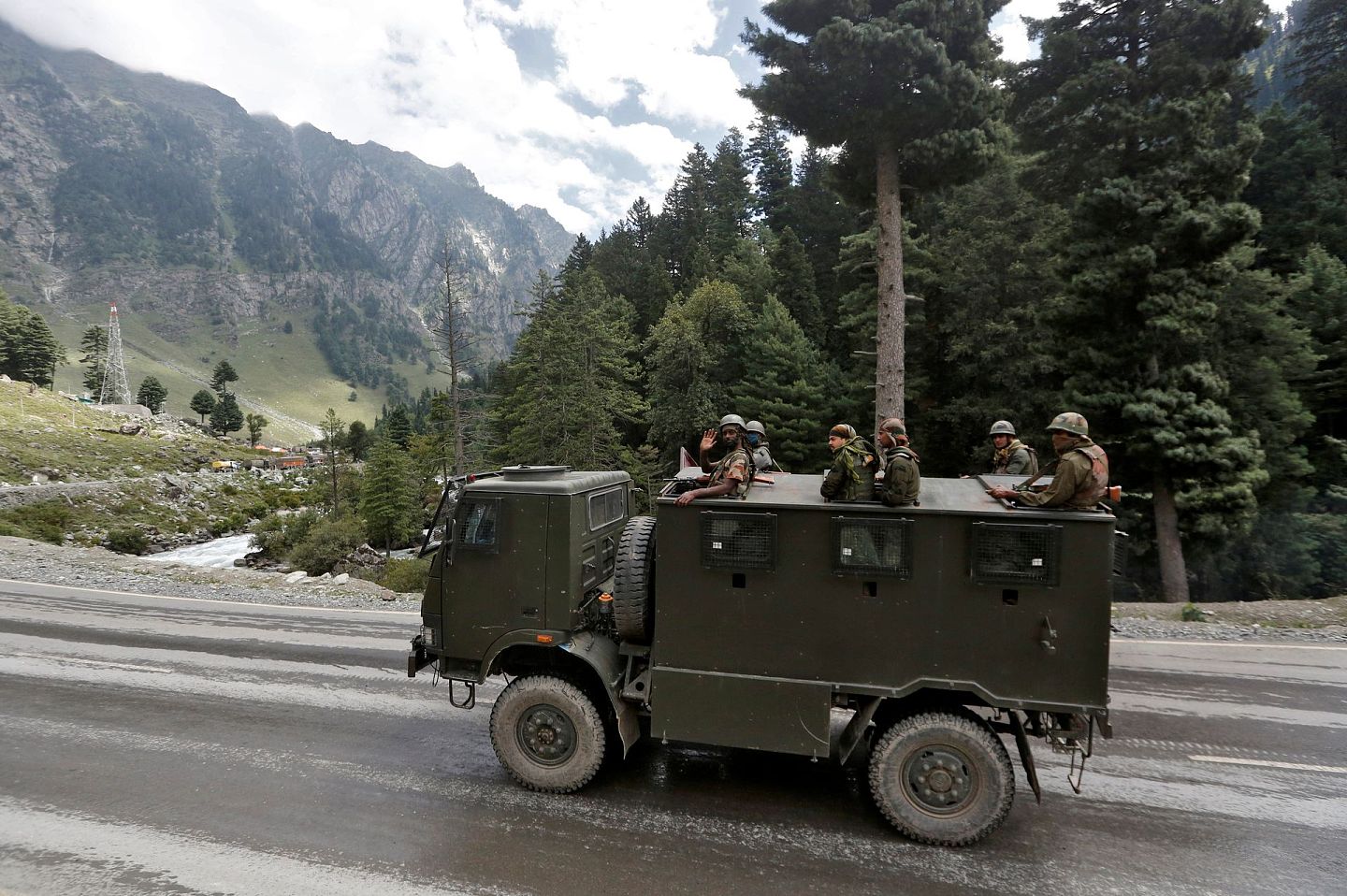 9月2日，印度军车行驶在克什米尔（Kashmir）甘德巴尔（Ganderbal）地区一条通往拉达克的高速公路上，印度士兵站在军车上。（Reuters）