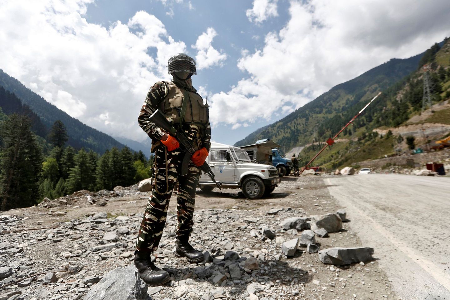 9月2日，印度中央后备警察部队（CRPF）一名军事人员在克什米尔甘德巴尔地区一个检查站执勤。（Reuters）