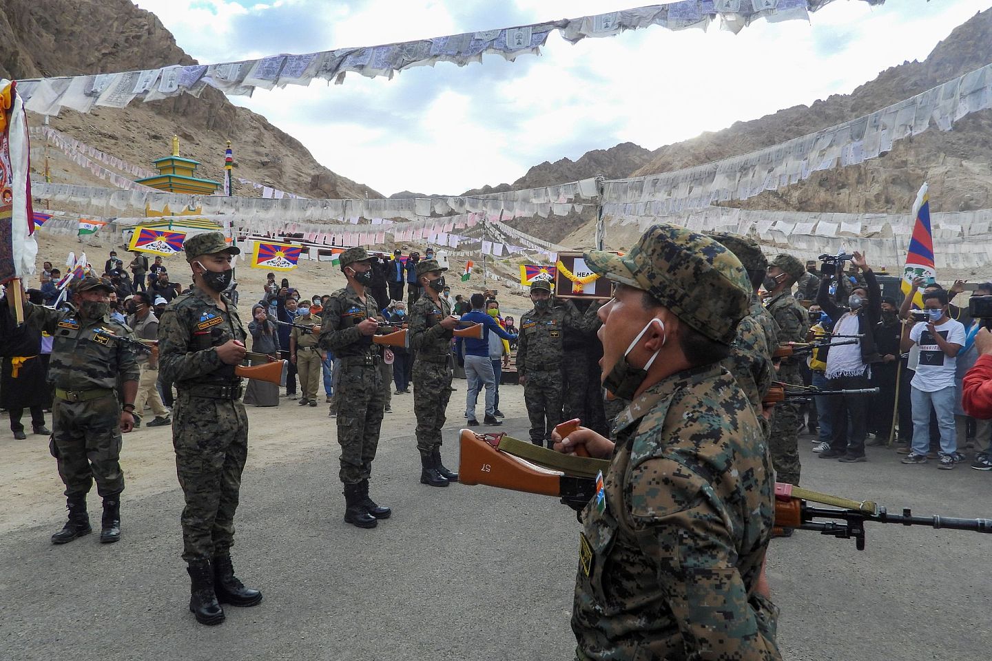 印方称，印度特种部队一名藏族军人在中印边境冲突地点附近身亡。9月7日，印度在列城为这名士兵举行了葬礼，印度士兵在葬礼上对这名士兵表达敬意。（Getty）