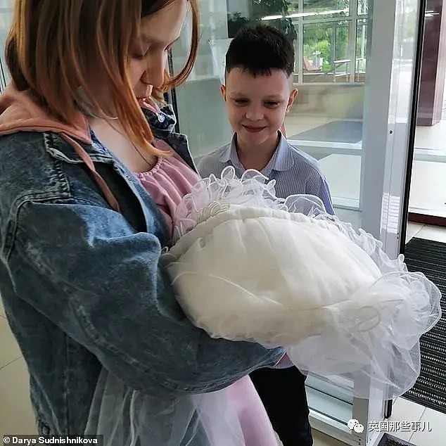 俄罗斯13岁少女怀上10岁男友孩子大结局！ 女儿出生了，果然不是男孩的...（组图） - 15