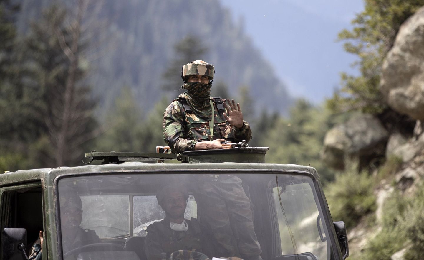 2020年9月1日，印度车队行驶在加甘吉尔（Gagangeer）的斯利那加—拉达克（Srinagar- Ladakh）高速公路上，一名印军士兵在挥手致意。（AP）