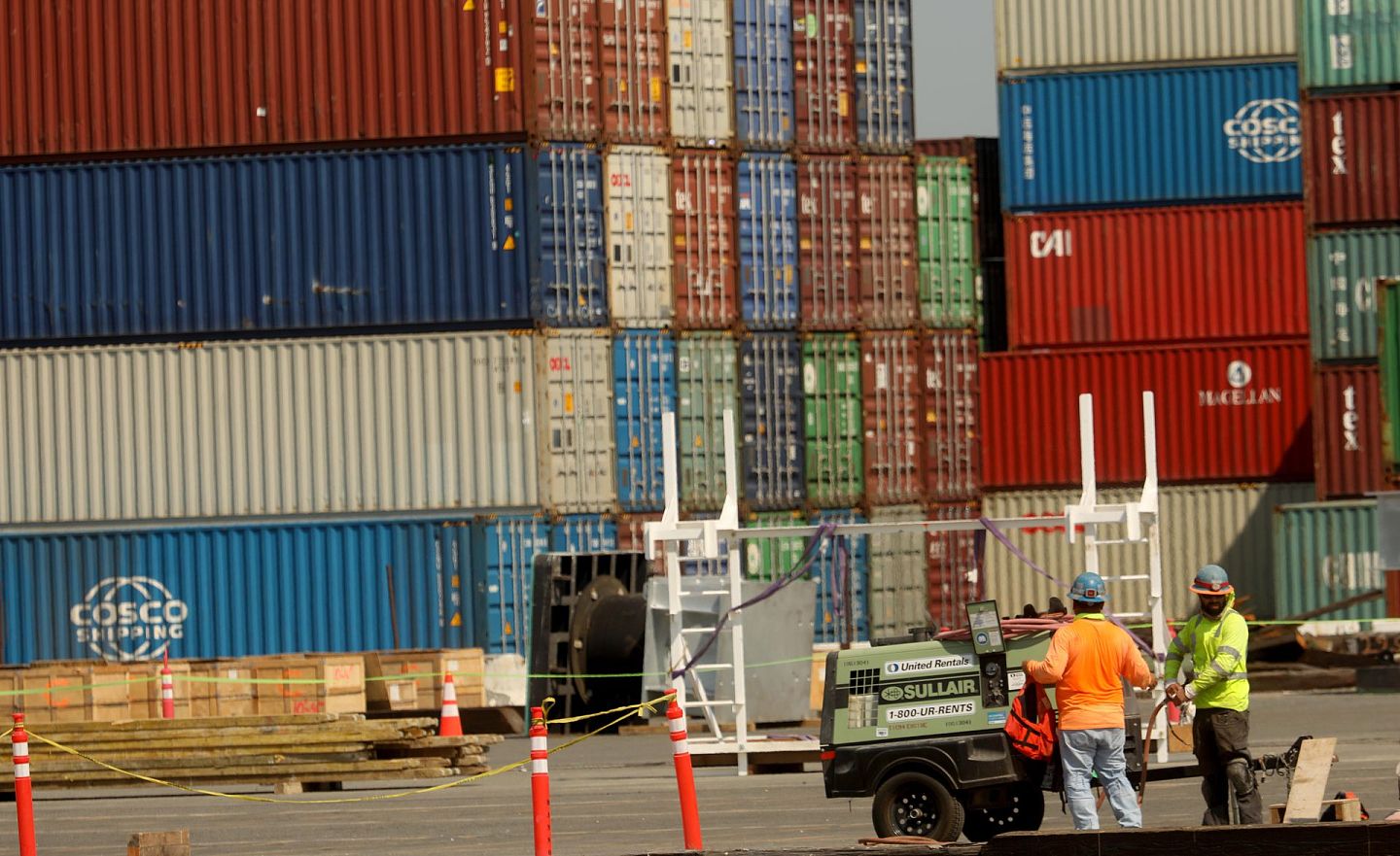 图为美国洛杉矶一个海港的货运场。 美国将在近日宣布禁止进口新疆棉花和番茄及其他五类制品。 （Getty）