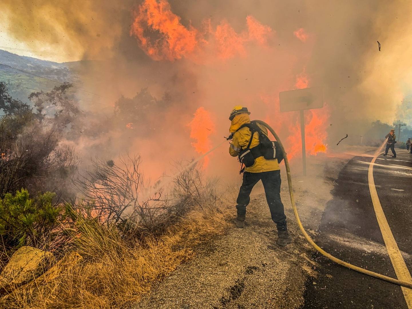 图为9月6日消防员正在努力扑灭在美国加州阿尔派思（Alpine）发生的山火。 （Reuters）