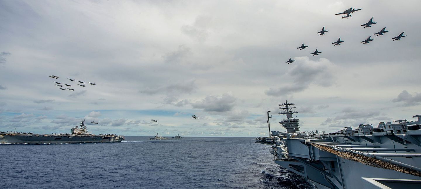 7月11日，美国太平洋舰队发布两艘航母在南海举行军演的照片。 这是6年来美军双航母首次到南海举行联合演练。 （Twitter@USPacificFleet）