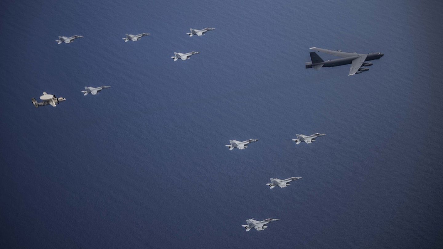 7月11日，美国太平洋舰队发布两艘航母在南海举行军演的照片，大批军机与航母协同作战。 （Twitter@USPacificFleet）