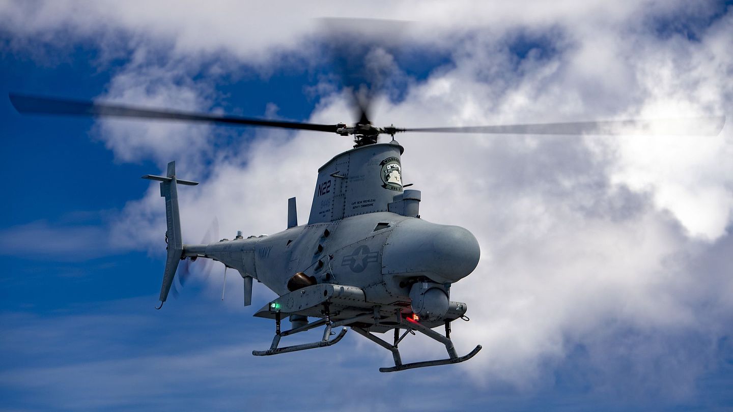7月11日，美国太平洋舰队发布两艘航母在南海举行军演的照片，图为美军军用直升机在进行演练。 （Twitter@USPacificFleet）