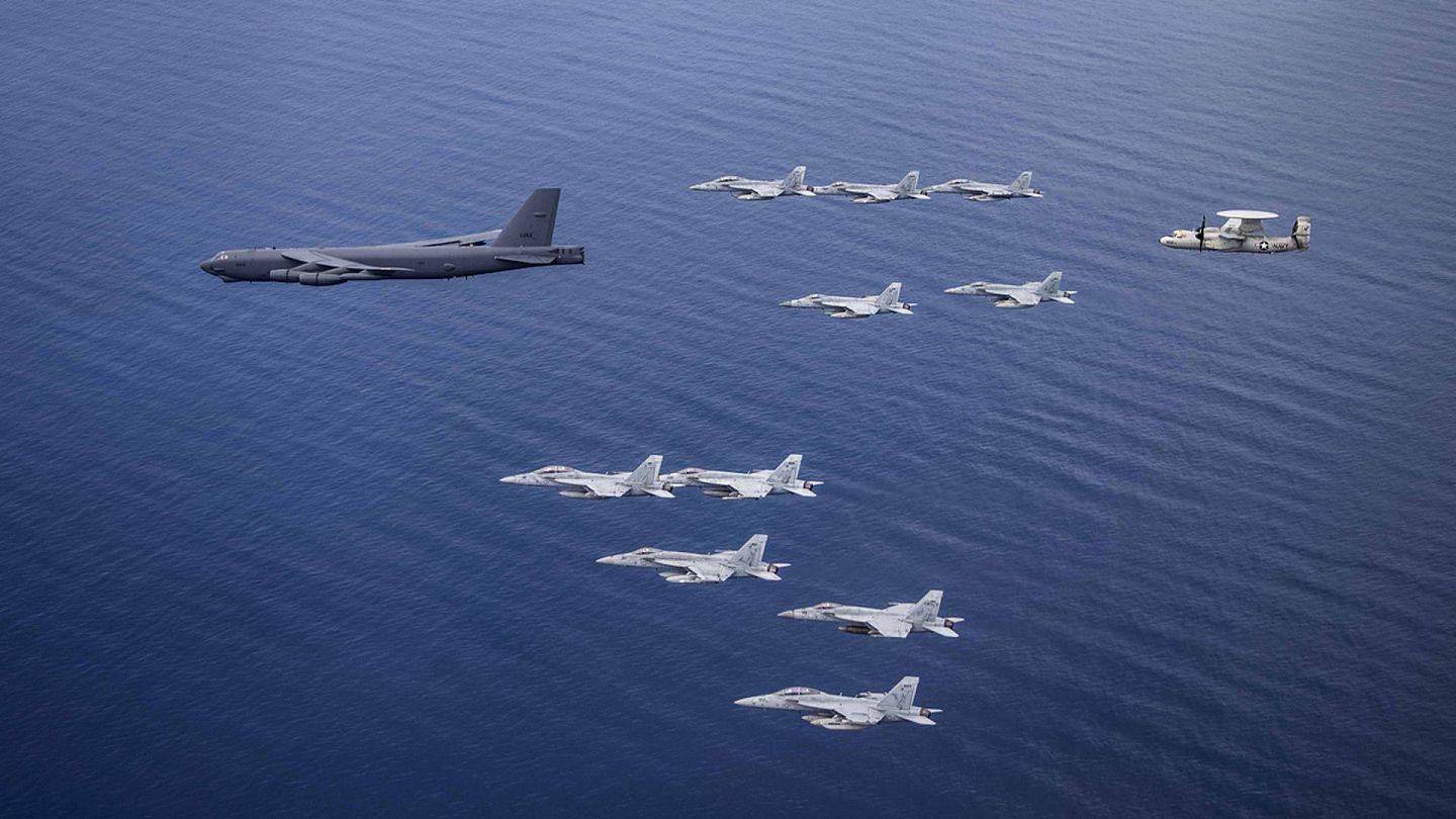 7月11日，美国太平洋舰队发布两艘航母在南海举行军演的照片，大量军机参与演习。 （Twitter@USPacificFleet）