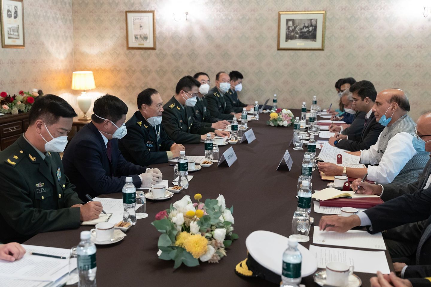2020年9月4日，正在俄罗斯莫斯科参加上海合作组织、独立国家联合体、集体安全条约组织成员国国防部长联合会议的中国国务委员兼国防部长魏凤和（左三）与参会的印度国防部长拉杰纳特·辛格（右二）举行会晤。