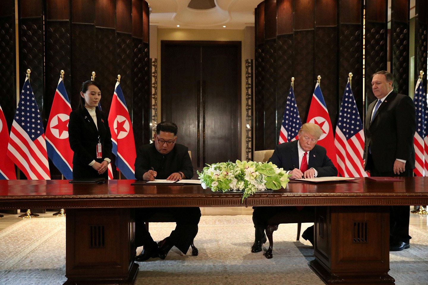 美国总统特朗普与朝鲜领袖金正恩2018年6月12日在新加坡会面，之后二人正式签署文件。 （Reuters）