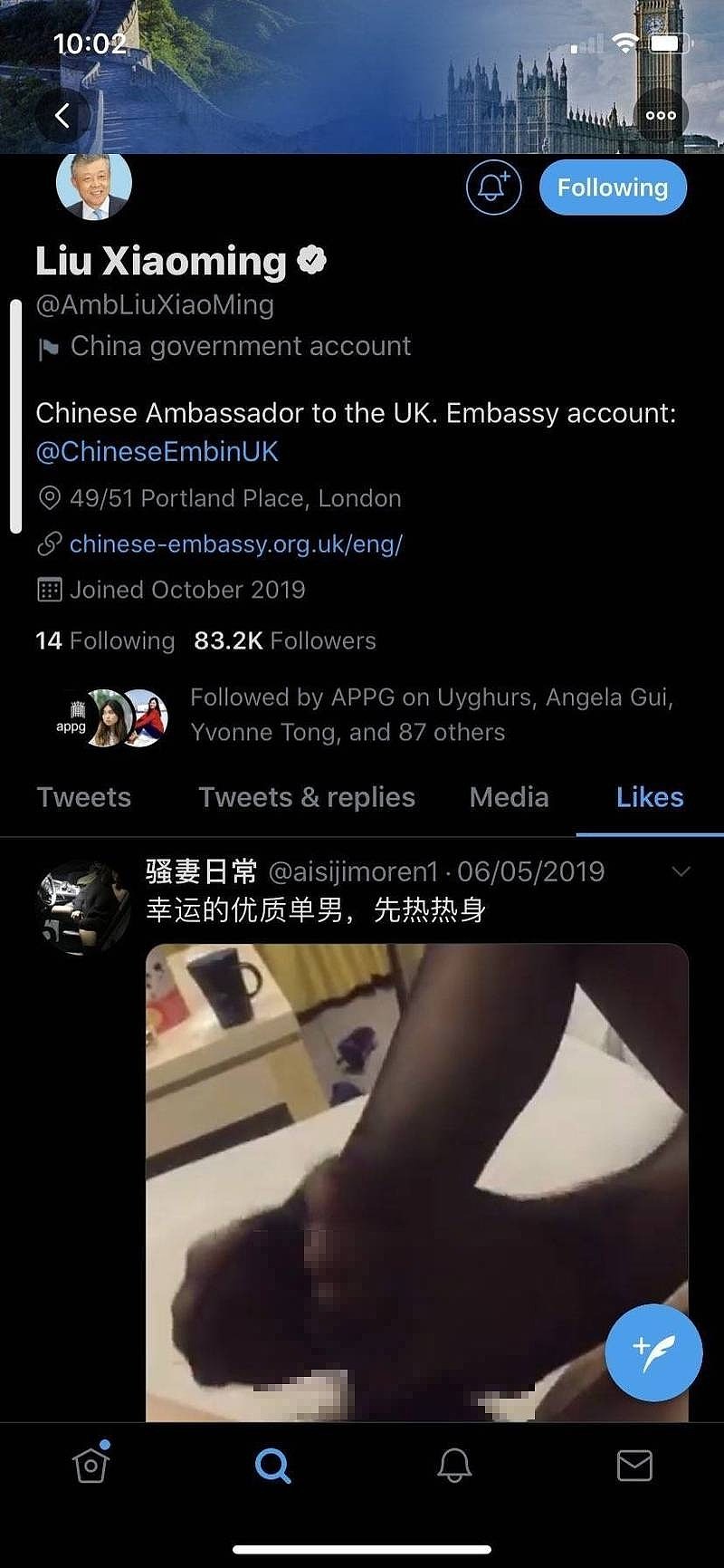 中国驻英大使刘晓明今被网友指出，对帐户名为「骚妻日常」的一则推文按赞，内容是一段约10秒的「丝袜足交」性爱影片。 （图撷取自Twitter）