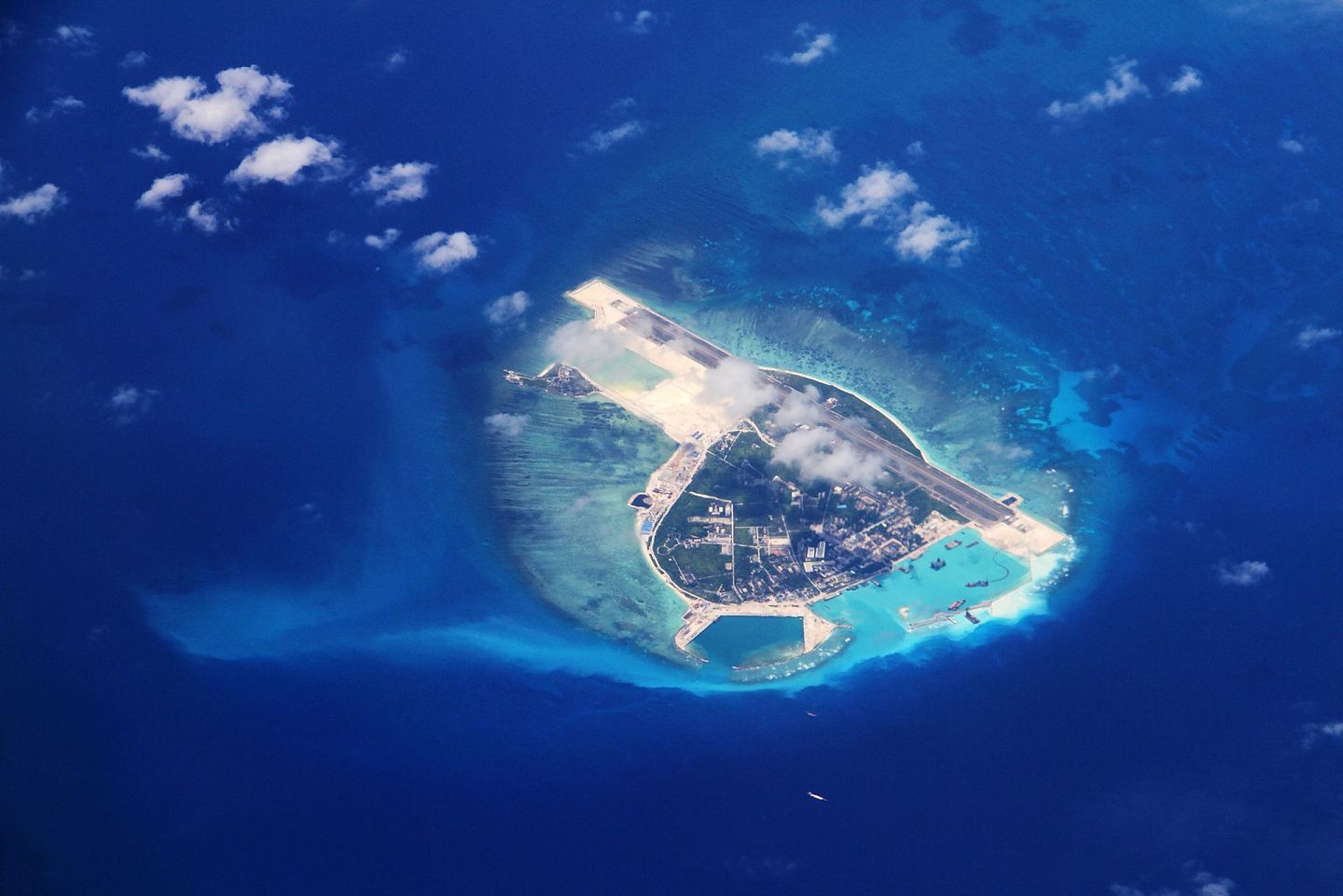 永兴岛是是西沙群岛面积最大的岛屿，同时也是中国海南省三沙市政府以及西沙区政府的驻地，岛上建有军民两用机场、（视觉中国）