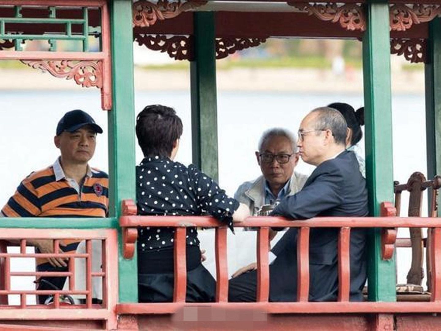 2018年6月19日，中国原知名主持人崔永元（左一）等与任志强（左三）、中国地产大亨潘石屹（左四）聚会的照片。（微博@演员任涛）