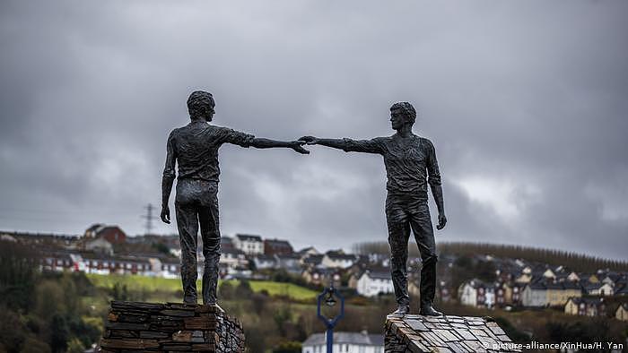UK Nordirland Skulptur in der Grenzstadt Derry (picture-alliance/XinHua/H. Yan)