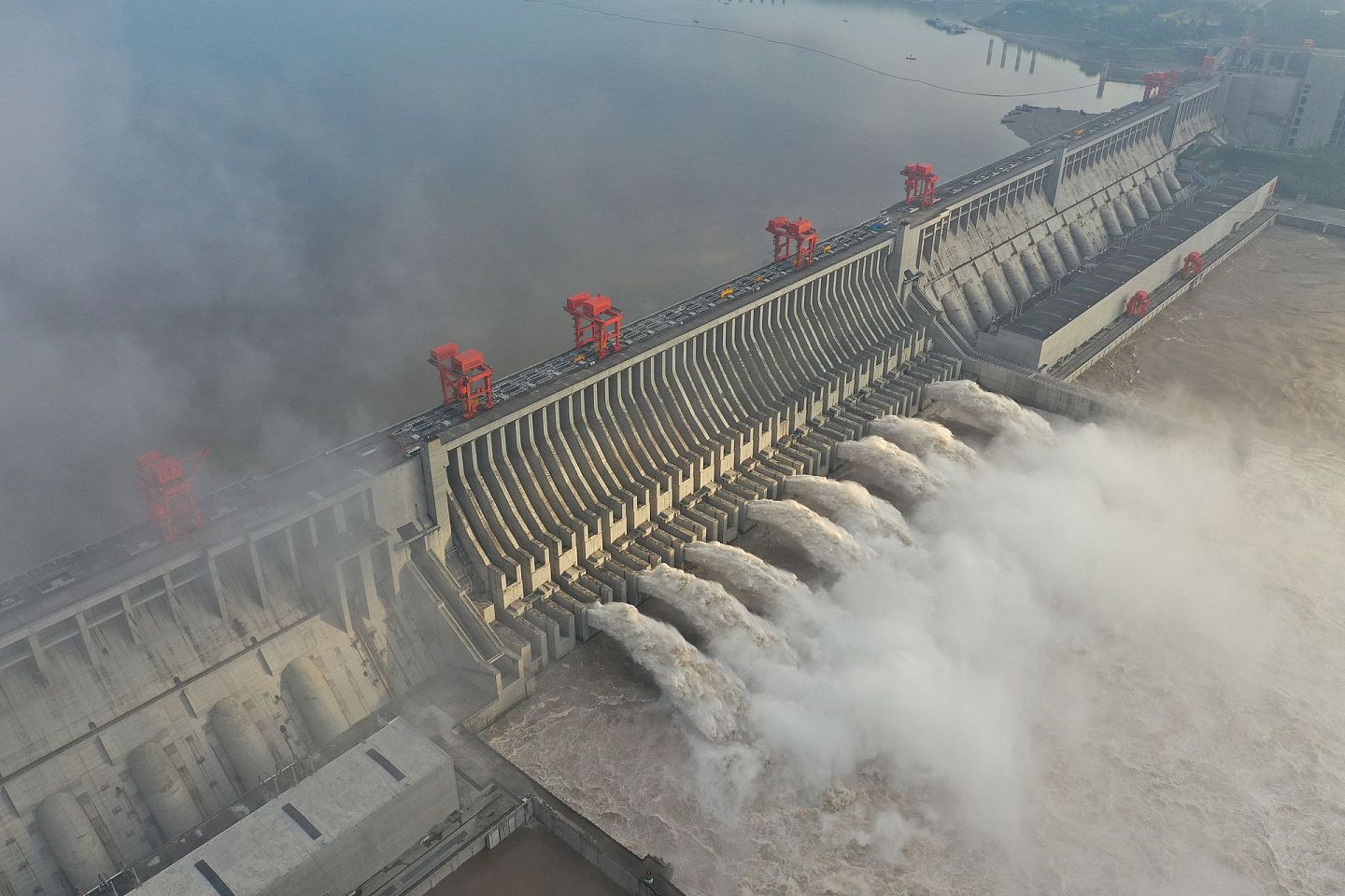 8月19日，湖北宜昌三峡水库加大泄洪流量，迎战长江2020年第5号洪水。（人民视觉）