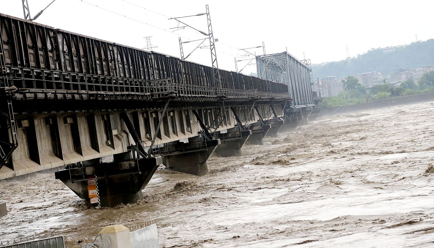 8月17日，四川绵阳市境内涪江流域水位迅速上涨，对宝成铁路涪江大桥造成影响。（人民视觉）