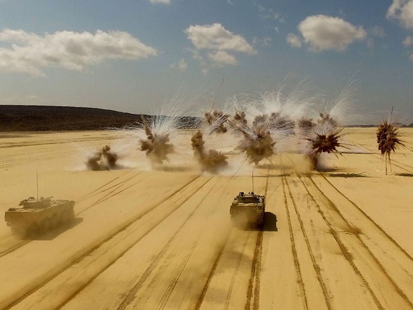 解放军坦克部队在吉布提进行演练。（视觉中国）
