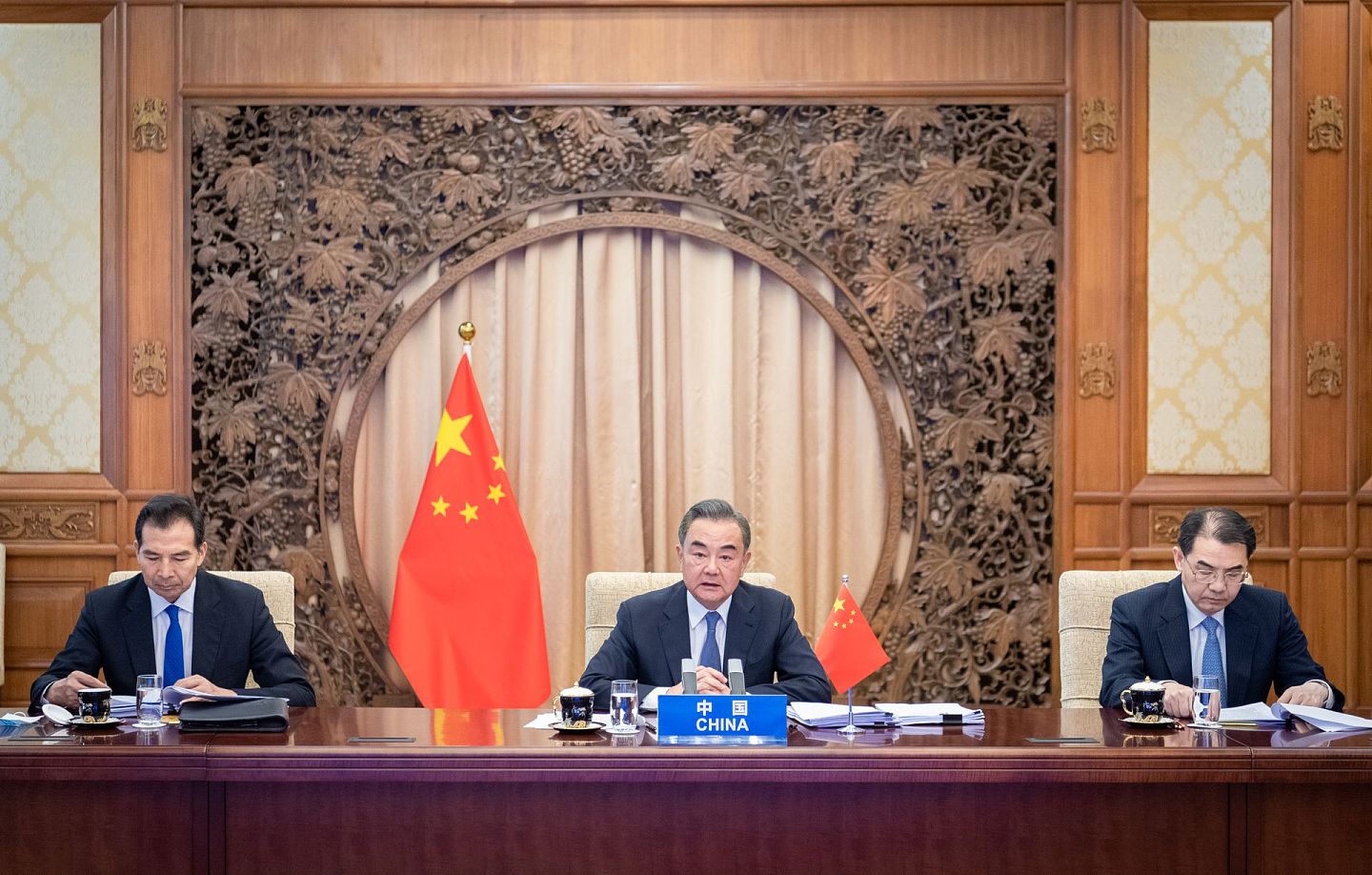 2020年9月9日，中国外交部长王毅（中）以视频连线方式出席东盟外长会议，并在会上批评美国在南海制造事端。 （新华社）