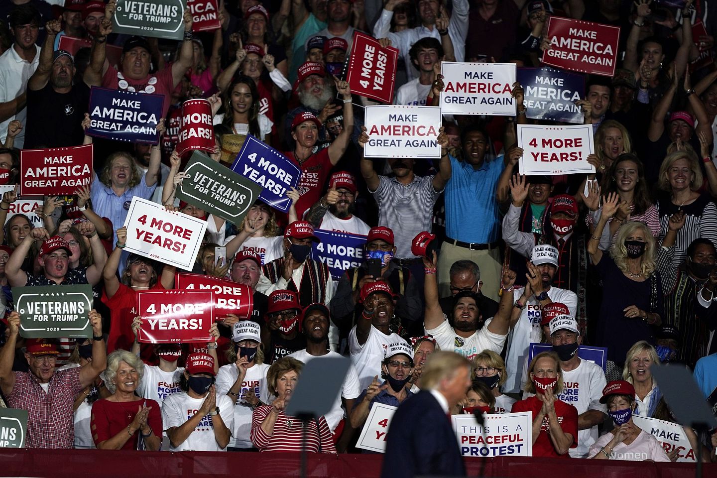 2020年9月8日，特朗普在北卡罗来纳州温斯顿塞勒姆举行竞选集会，支持者们欢呼雀跃。 （AP）