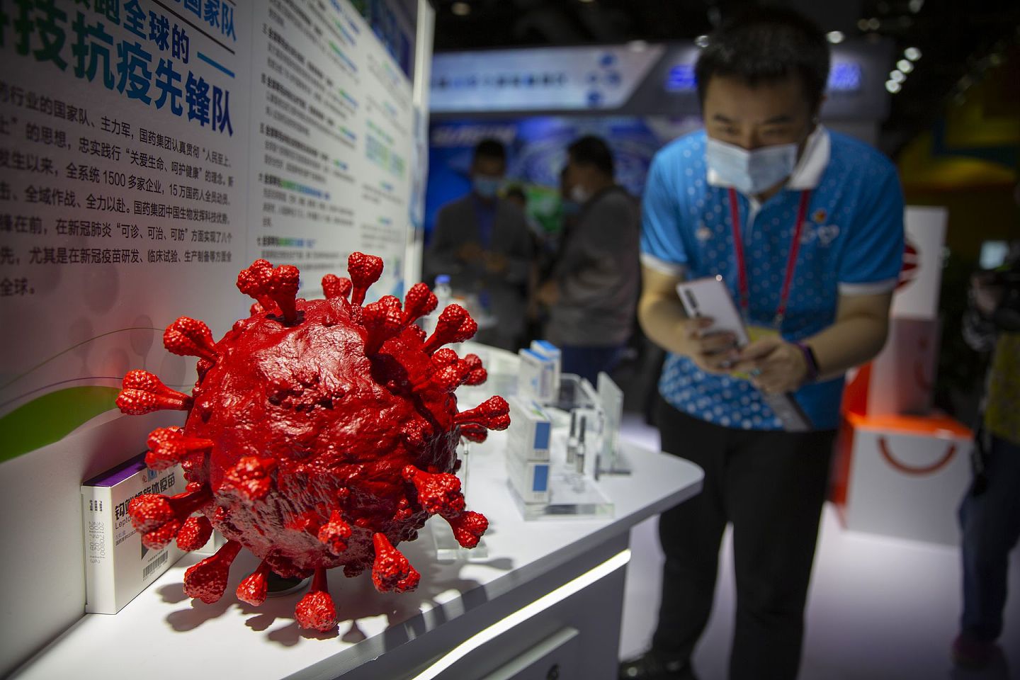 目前，中国在新冠肺炎疫苗研发生产等各方面实现领跑。（AP）