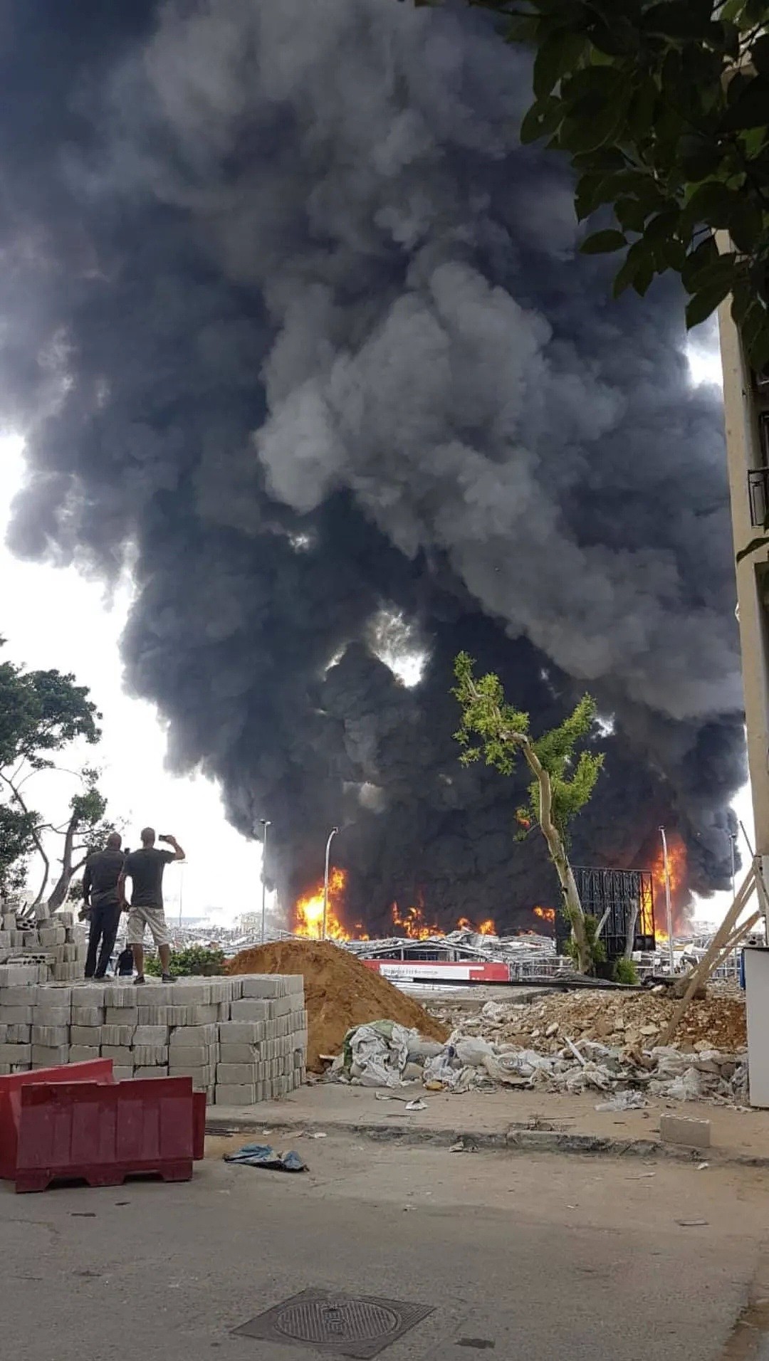 视频曝光！黎巴嫩首都贝鲁特港口再现大火，1个月前这里刚发生爆炸（视频/组图） - 2