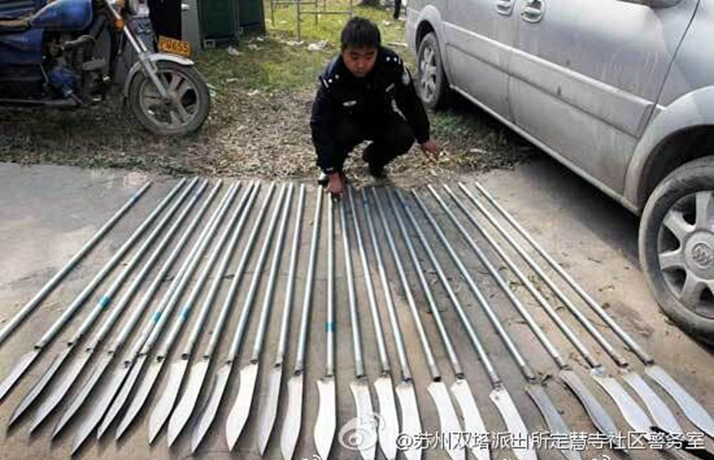中国地区警务室在中国社交平台微博号发布图片，中国古代武术使用的武器，现有大量库存。 （Twitter@evazhengll）