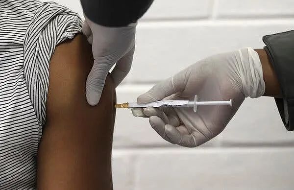 女子注射牛津新冠疫苗后被紧急送医，疑脊髓严重发炎 （组图） - 6