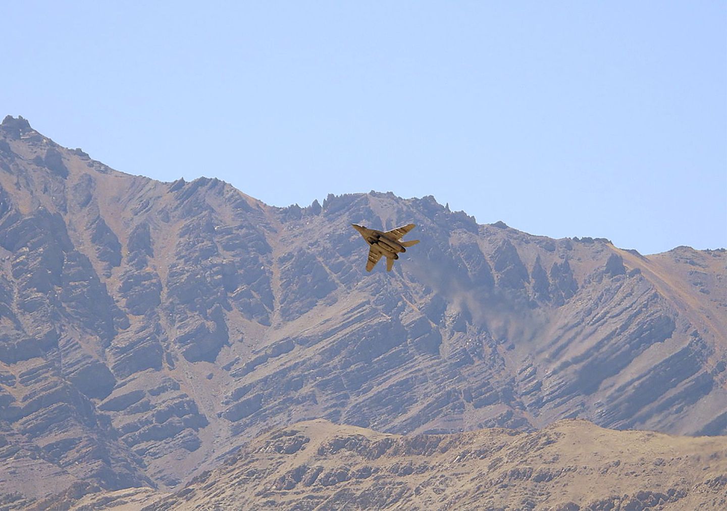 2020年9月2日，一架印度战斗机飞过拉达克列城（Leh）山脉的上空。 （Reuters）