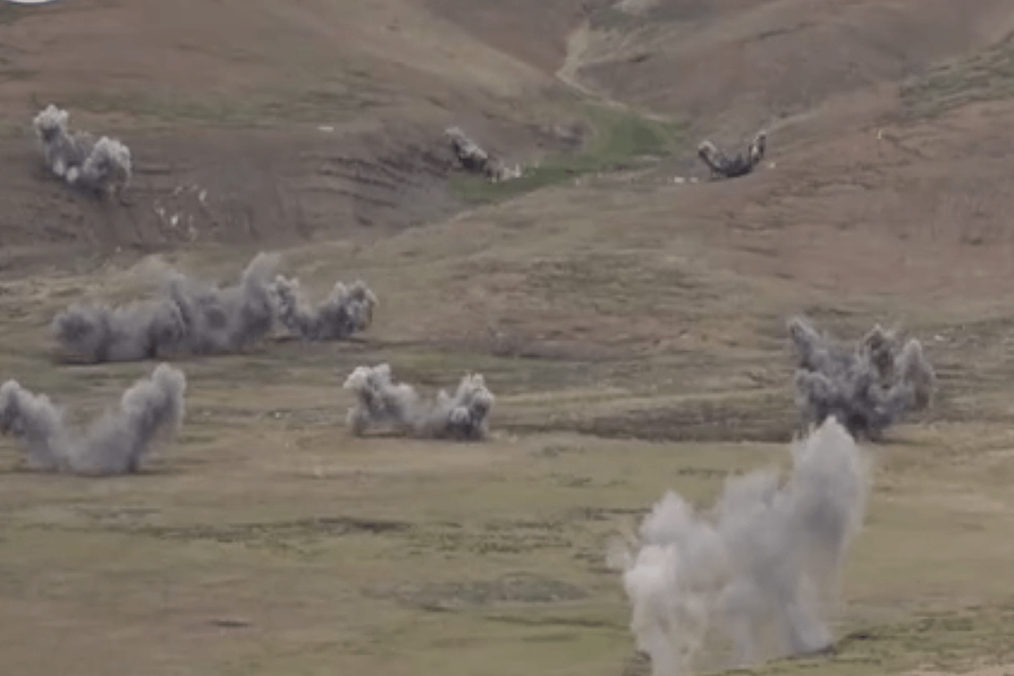 西藏军区某旅组织多型主战装备，在海拔4,900多米的某地域展开多弹种实弹射击演练。 （微博@解放军报）
