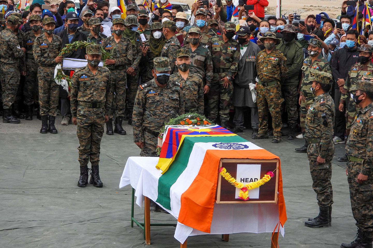 印方称，印度特种部队一名藏族军人在中印边境冲突地点附近身亡。9月7日，印度在列城为这名士兵举行了葬礼，印度士兵们出席葬礼，送别这名士兵。（Getty）