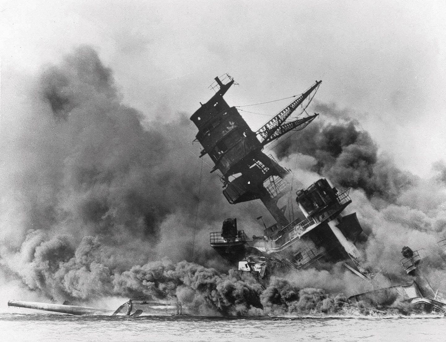 1942年12月7日，日军偷袭夏威夷美国珍珠港海军基地。（美联社）