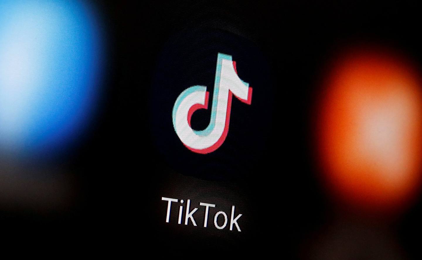 美國「封殺」TikTok：這個應用程式讓用戶上載有短片，同時提供易用的編輯技巧，讓用家可在手機上輕易進行編輯。圖為2020年1月6日的圖片，相中可見TikTok標誌顯示在一部智能手機上。（Reuters）