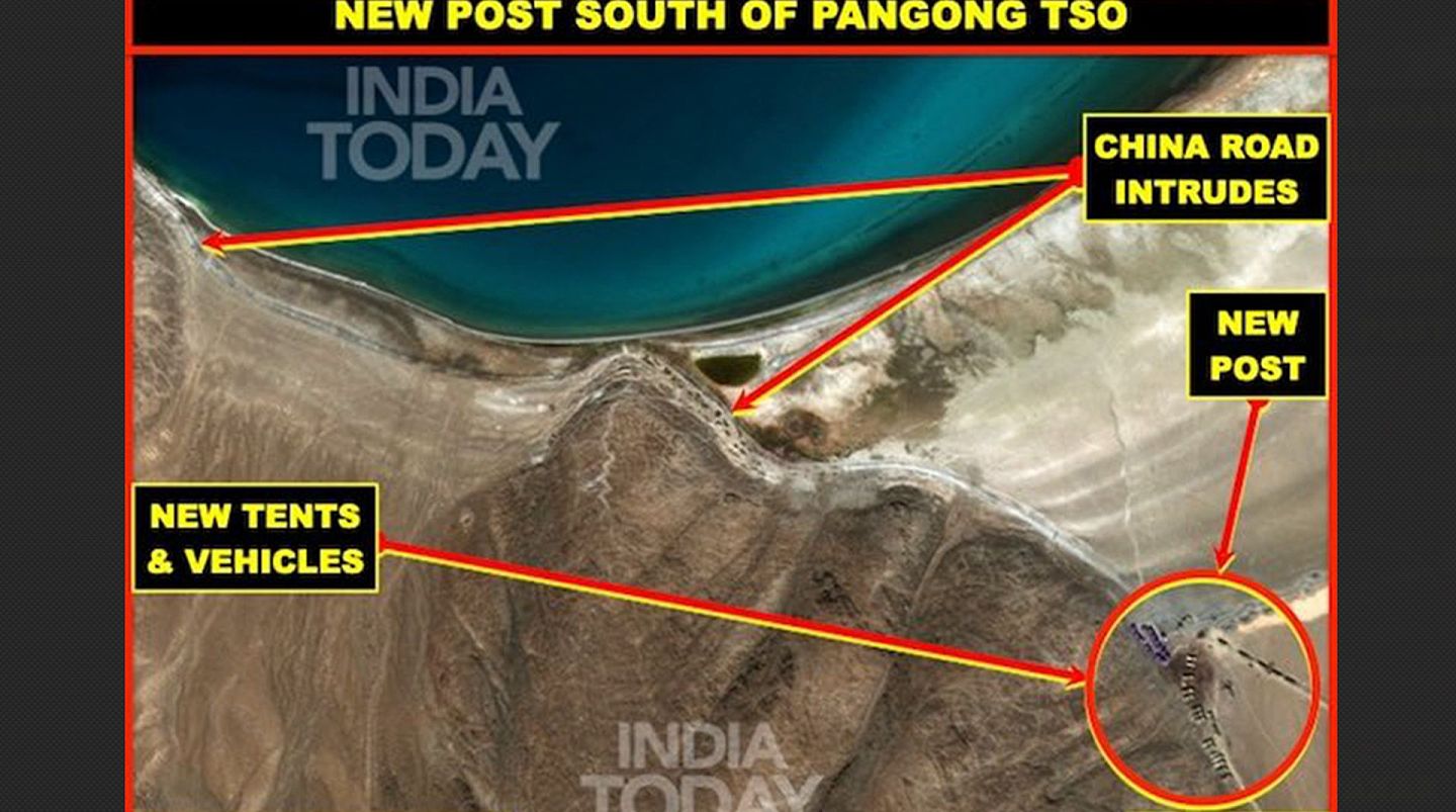 解放军在南岸山脊线上的新道路、新营地和军车。 （今日印度新闻网卫星图像截图)