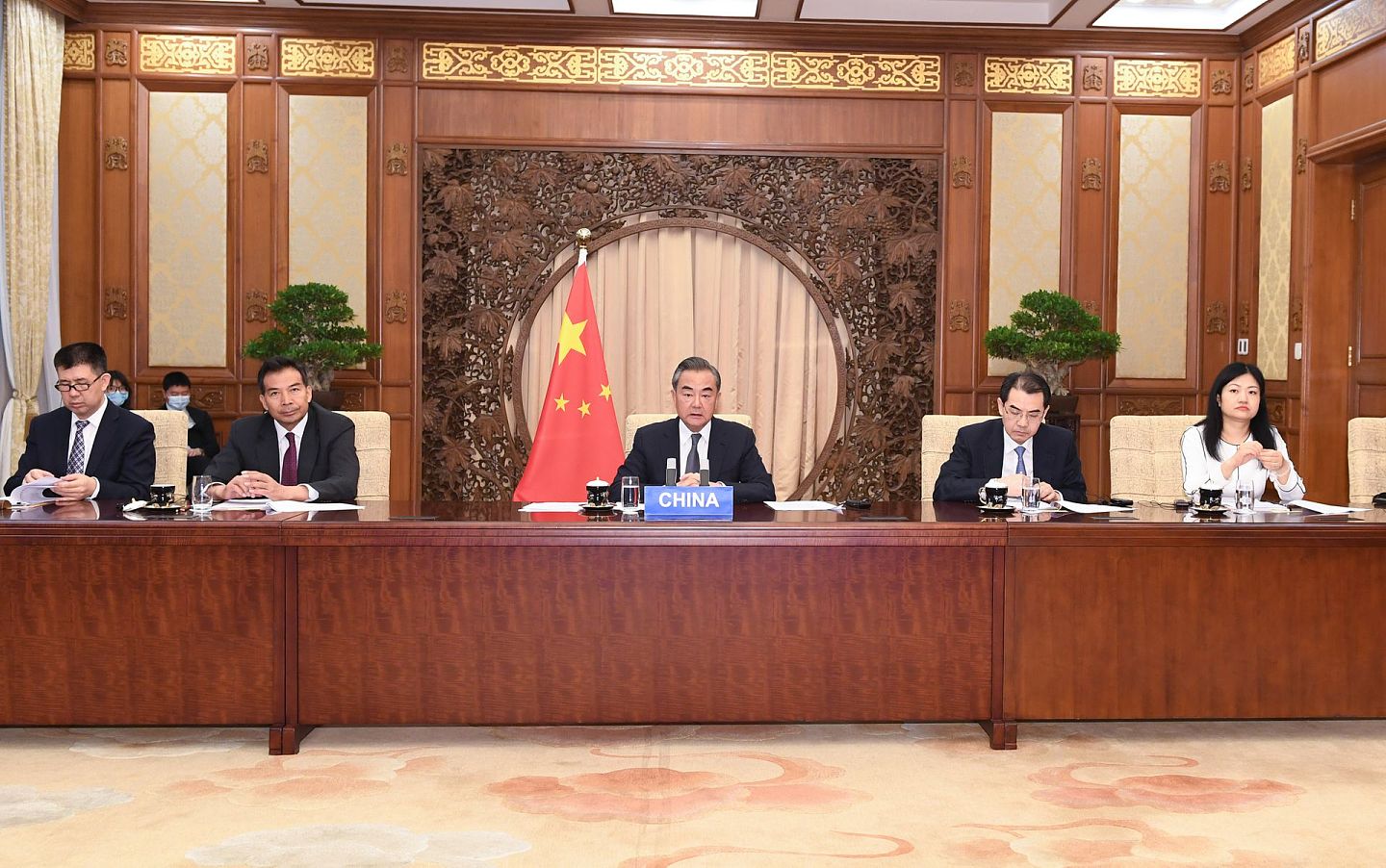 苏杰生9月3日在一场视频会议上，对华释放友好信号，说中国崛起速度超乎想象。图为2020年6月23日，王毅在北京同拉夫罗夫、苏杰生举行中俄印外长视频会晤。（新华社）