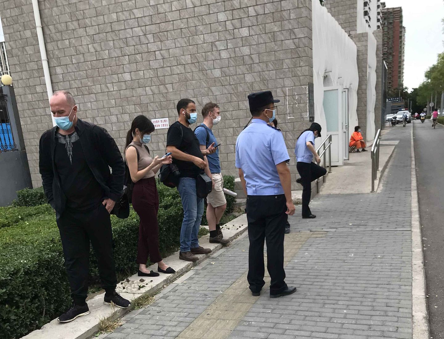 上午11时左右，几名外媒记者又出现在二中院附近，仍被拒绝拍照。（多维新闻）