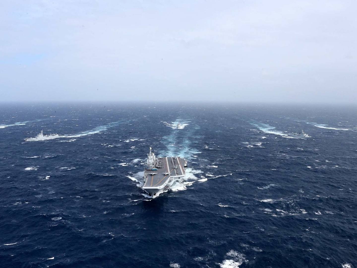 中国和印度两国的海军实力被指悬殊，图为中国辽宁舰航母编队在海上航行。（新华社）