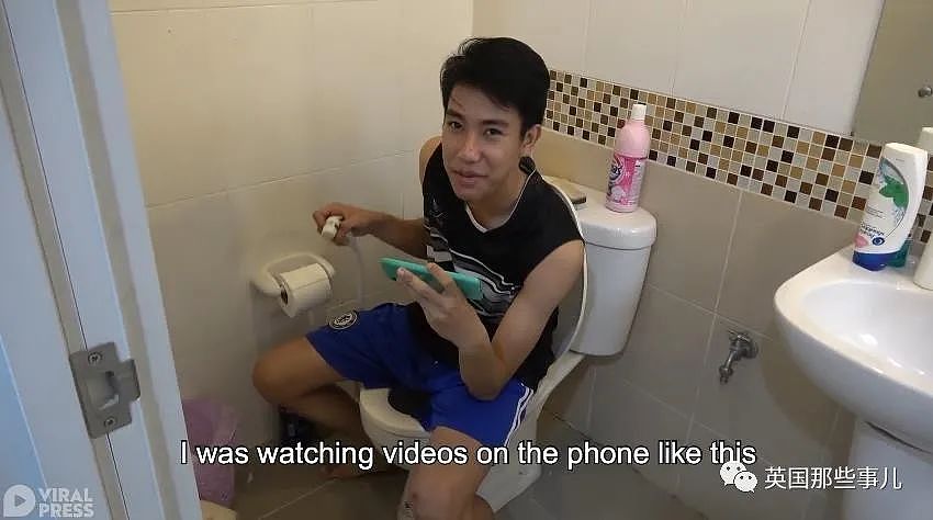 泰国少年边刷手机边蹲马桶，没想到被一条蛇咬住了生殖器......（组图） - 3