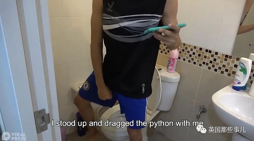 泰国少年边刷手机边蹲马桶，没想到被一条蛇咬住了生殖器......（组图） - 7