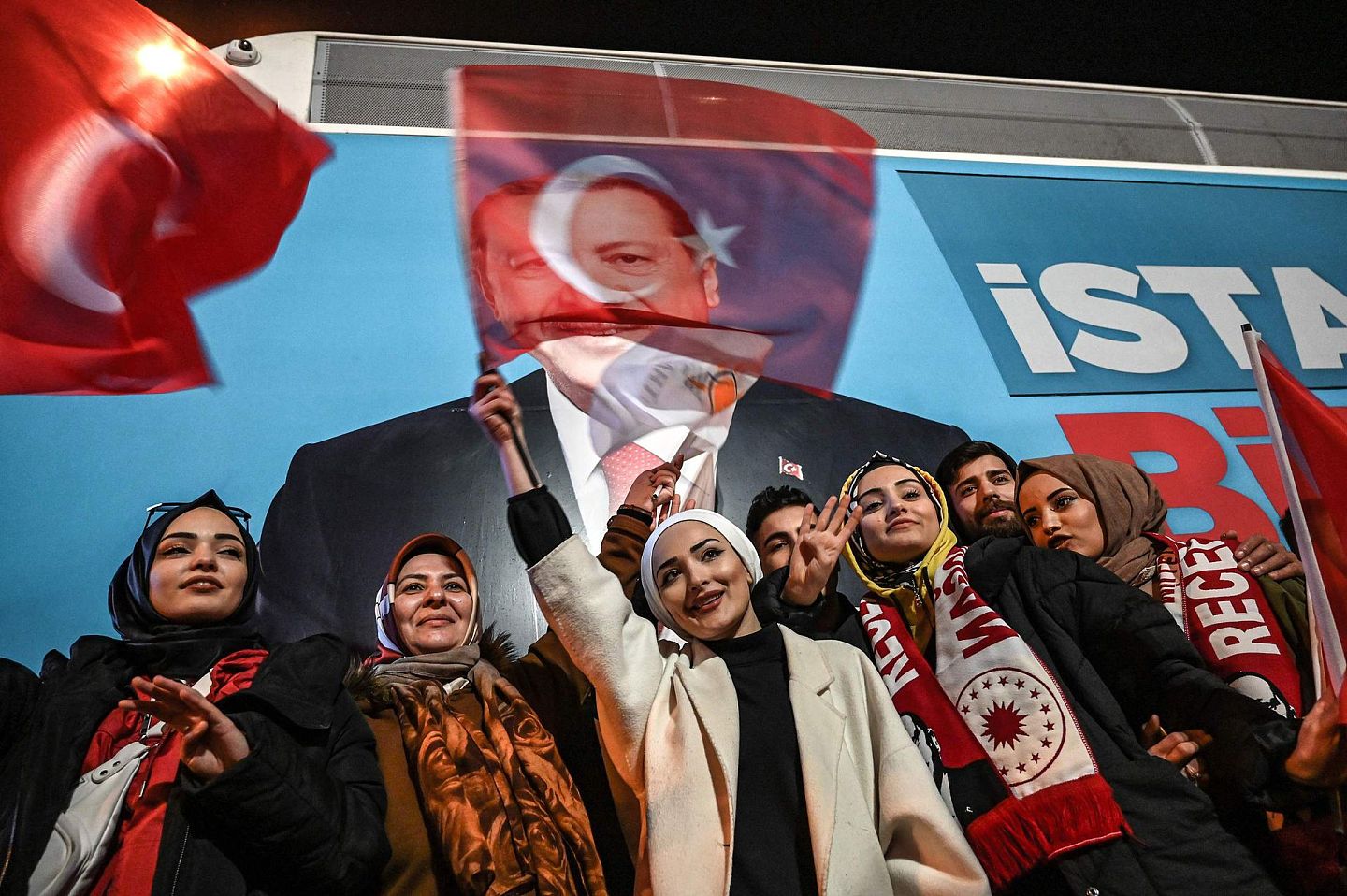 2019年3月土耳其伊斯坦布尔地方选举期间，斗志高扬的埃尔多安支持者们在正发党（AKP）竞选海报前集会 （VCG）