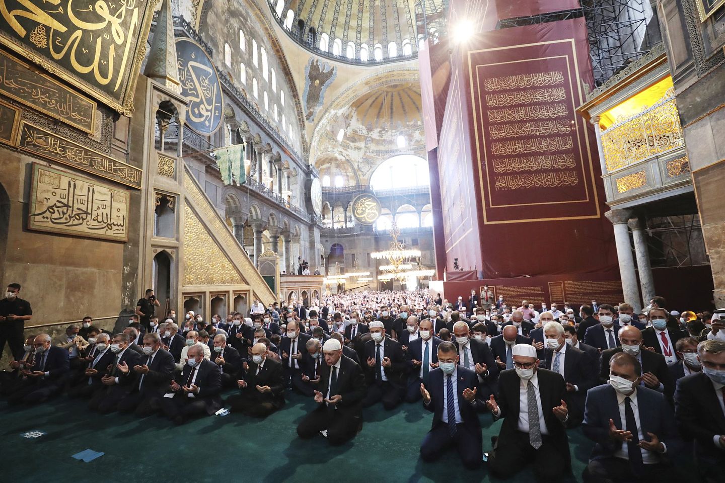 2020年7月24日，土耳其总统埃尔多安（中）在圣索菲亚大教堂参加祈祷。（AP）