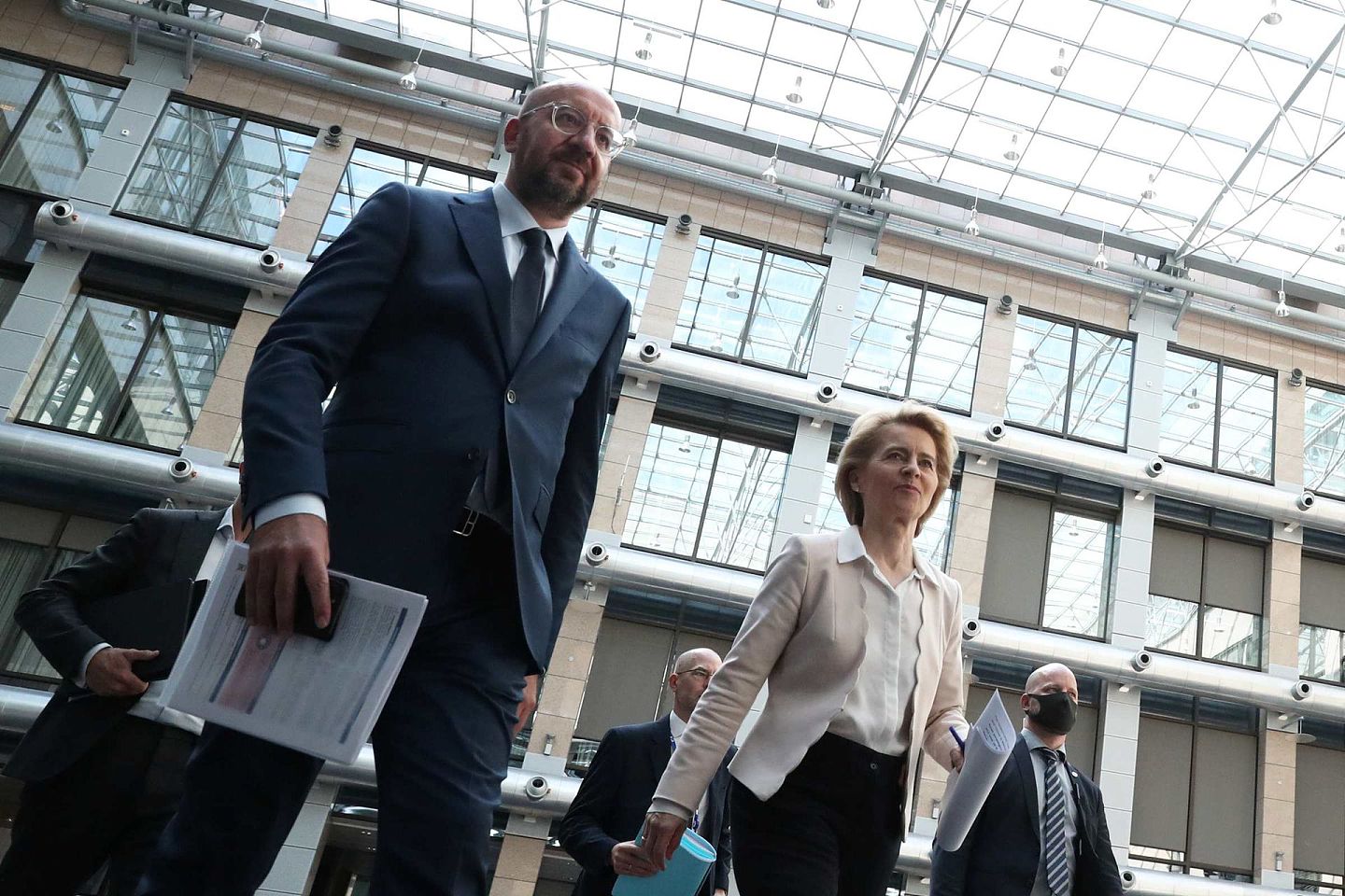 2020年是中欧关键之年，双方举行了一系列高层会晤。6月22日，在布鲁塞尔欧洲理事会举行的第二十二次中国-欧盟领导人会晤。（Reuters）