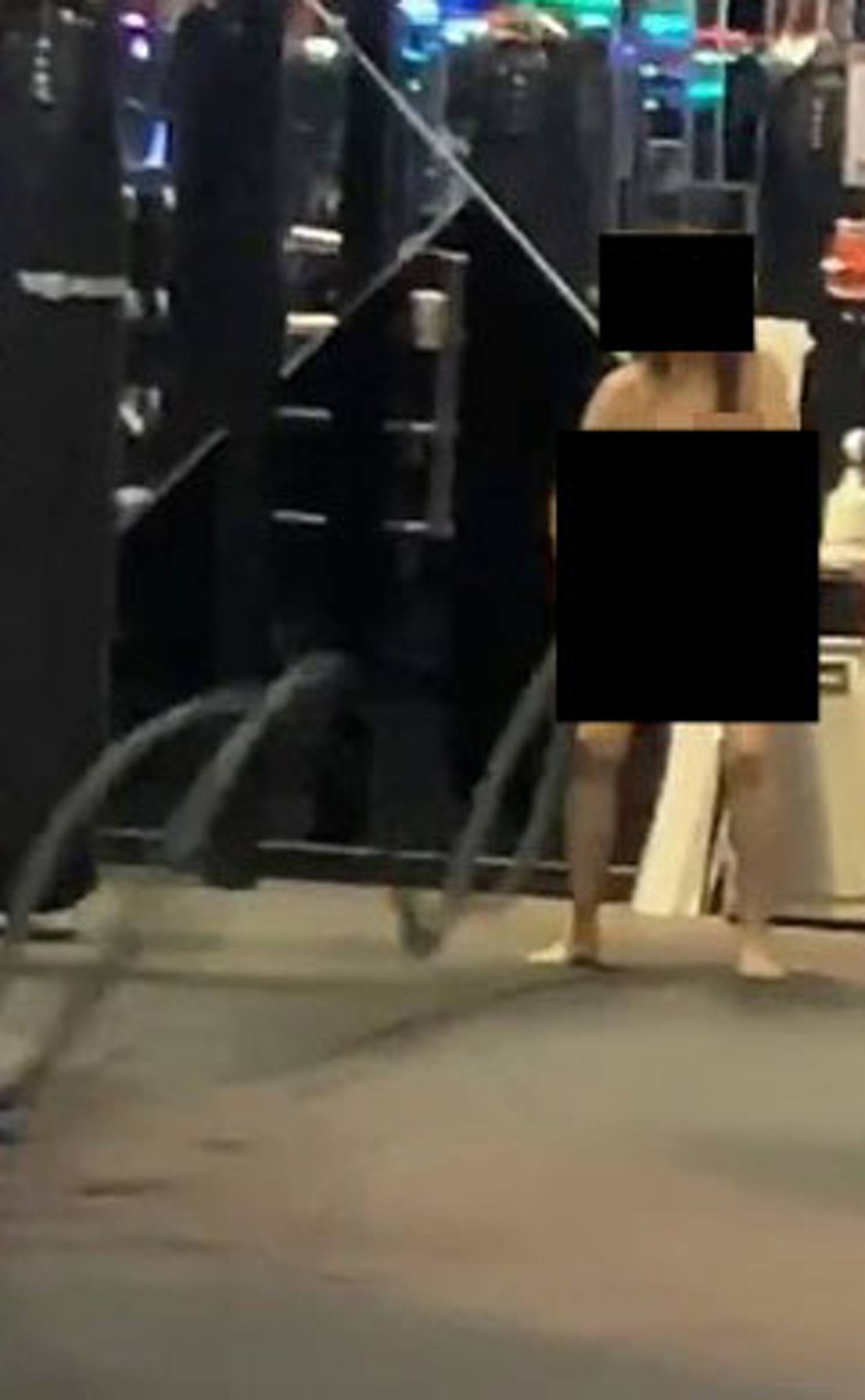 女子走入健身室后脱光所有衣服，旁若无人一样做运动。 （网传影片截图）