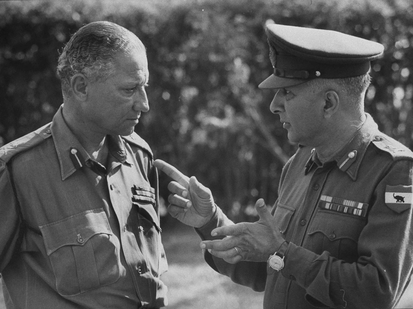 1962年中印边境战争印军东部前线最高指挥官、第4军军长考尔中将（右）与森中将交谈。（视觉中国）