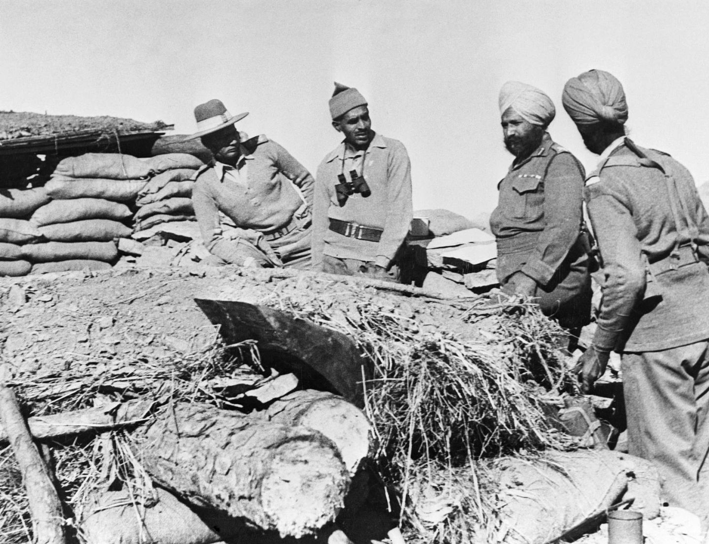 1962年中印战争中，印军指挥官视察紧邻西部战线拉达克地区的一处前沿哨所。（视觉中国）