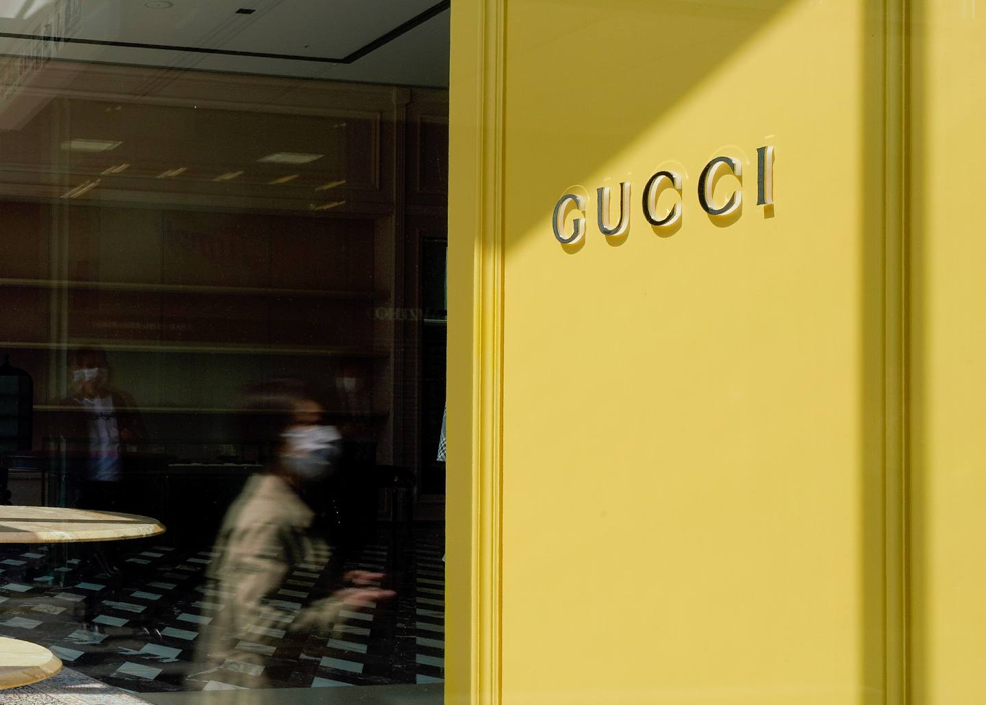 图为2020年4月8日，日本东京一间Gucci商店。 （Getty）