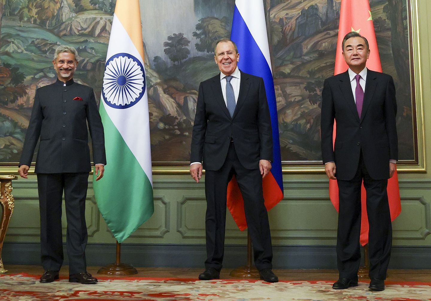 2020年9月10日，印度外交部长苏杰生（Subrahmanyam Jaishankar）、俄罗斯外交部长拉夫罗夫（Sergey Lavrov）和中国外交部长王毅在莫斯科参加上海合作组织外长会议。（AP）