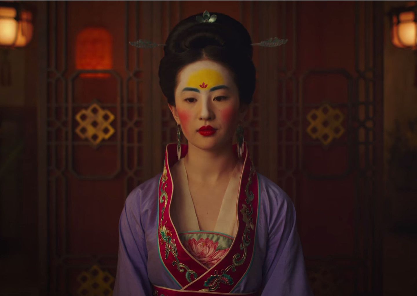 此次迪士尼虽在调动中国元素上相对用心，但《花木兰》中仍不乏东方奇想视角，例如木兰虽在土楼内活动，却身着贵族装束，脸上妆容也明显夸张。（迪士尼官网）