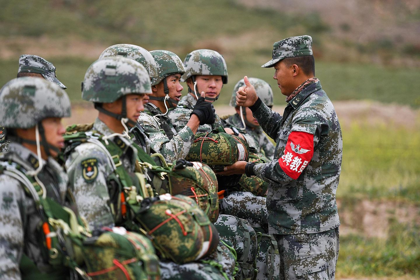 中国官媒9月13日发布消息，近日，西藏军区某旅与某陆航旅联合组织部队首次在海拔4,000米的地区完成1,000米低空携装伞降训练。 图为9月11日，伞降教员检查确认参训队员伞包。 （中新社）