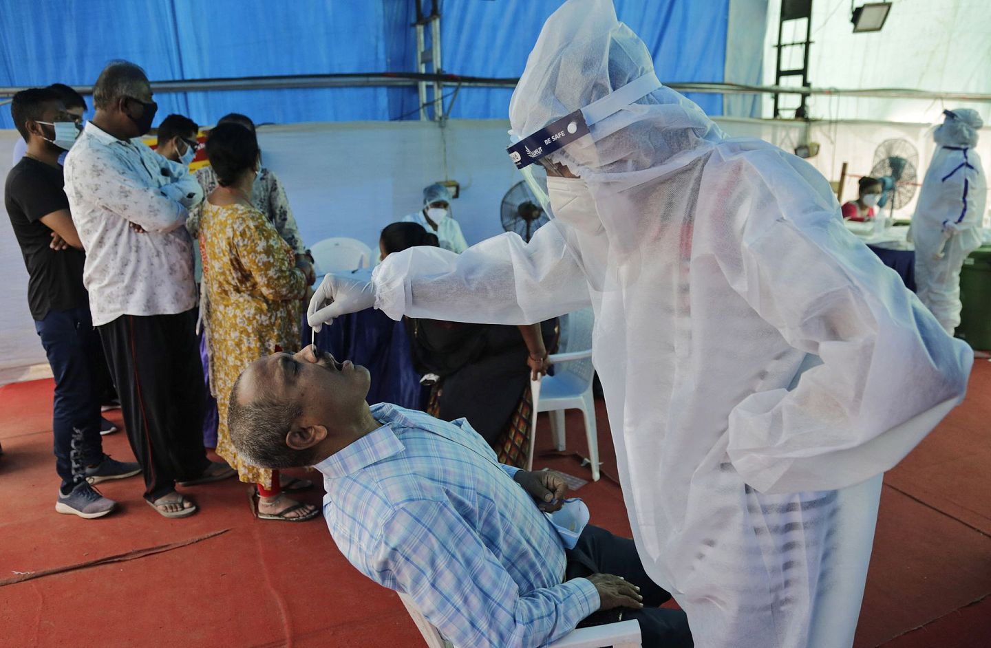 2020年9月2日，印度艾哈迈达巴德的医护工作人员在检查站为市外的民众做病毒检测。 （AP）
